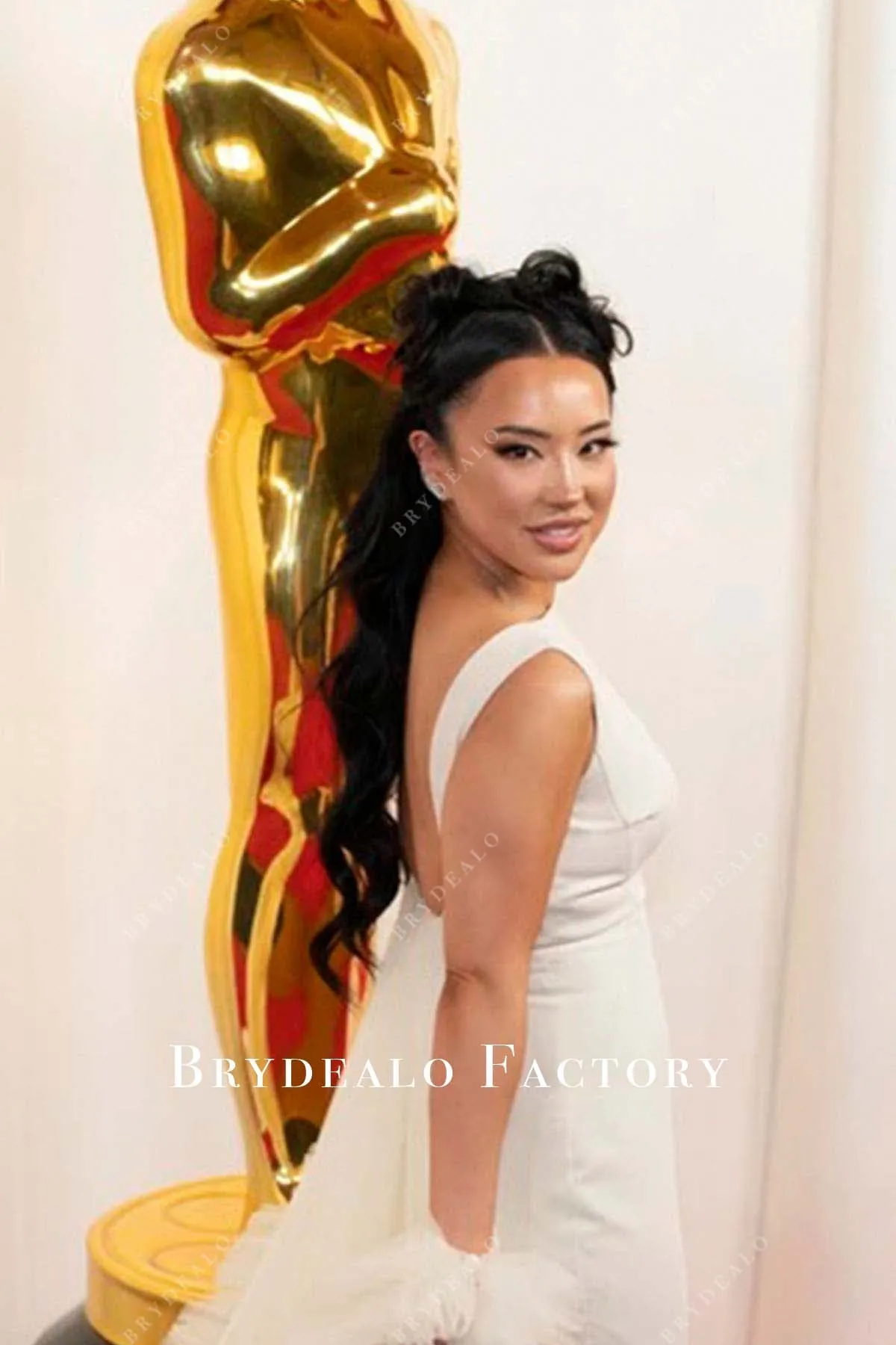 Ashley Yi 2024 Oscars Ivory Sheath Crepe Tulle Cape Dress